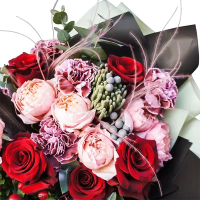 Пионовидные розы в вазе на столе …» — создано в Шедевруме