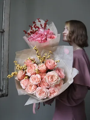 Дейзи: пионовидные розы, плоды гиперикума и брунии, пряный диантус по цене  6872 ₽ - купить в RoseMarkt с доставкой по Санкт-Петербургу