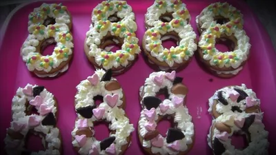 Капкейки на 8 марта с розами 6 штук купить в кондитерской cakesberry.ru c  доставкой по г. Старый Оскол и Губкин