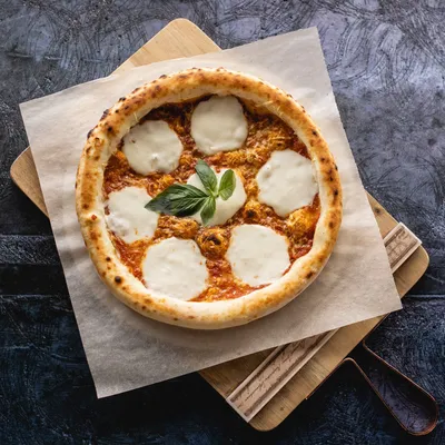 Пицца \"Маргарита\". Классическая пицца с сыром моцарелла, пицца-соусом,  томатами, и орегано.