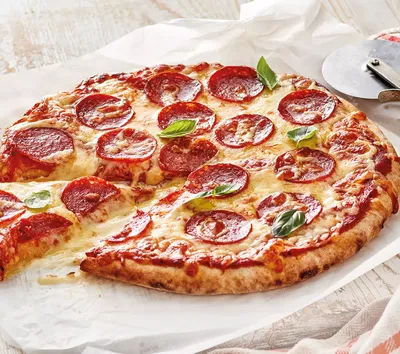 Американская пицца \"Пепперони\" на пышном тесте в МакПицце