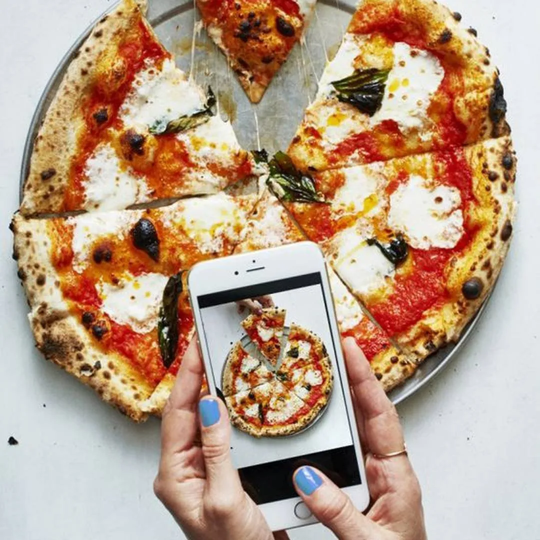 Пиццерия телефон доставки. "Пицца". Креативная пицца. Фотосъемка пиццы. Пицца роллы.