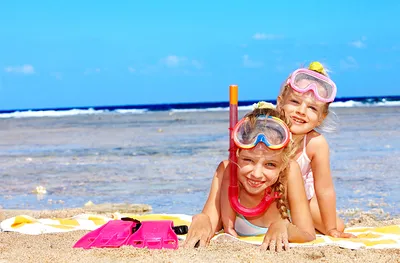 Дети на пляже, иллюстрация иллюстрация вектора. иллюстрации насчитывающей  курорт - 163020275