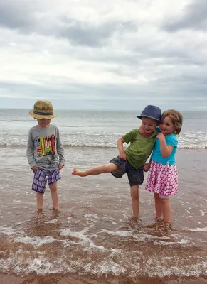 Летние каникулы детей играя в пляже и держа доску серфинга Иллюстрация  вектора - иллюстрации насчитывающей зеленый, рай: 127427454