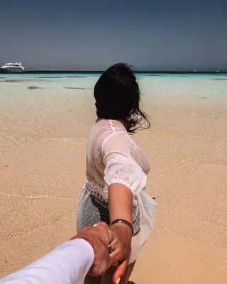 Пара пляжа, сидя на пляже с белым песком в романтическом романтика летних  каникул для путешествий медового месяца. Молодой счастли Стоковое Фото -  изображение насчитывающей потеха, счастье: 155766116