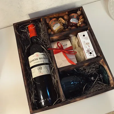 Подарок с вином в коробке | Holiday inspiration, Gifts, New year holidays