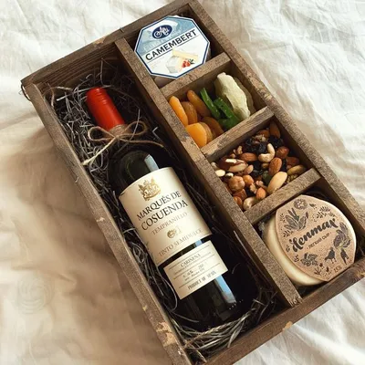 Подарок с вином в коробке | Gifts, Gift baskets, Diy gifts