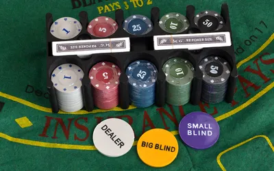Карты для игры в покер и стека фишек в покер на серую фон. Концепция игры в  покер онлайн Стоковое Изображение - изображение насчитывающей покер, шлиц:  191726079