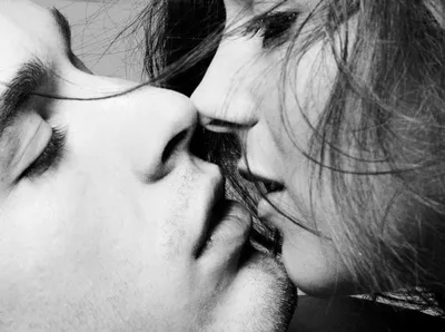 мужчина и женщина целуются в темноте, прикольная картинка влюбленных,  классная поверпойнт, Круто фон картинки и Фото для бесплатной загрузки