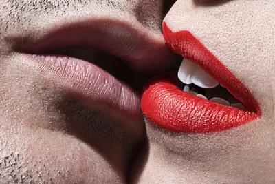 Крупным планом красивый страстный поцелуй пары Молодые любители закрытие  поцеловать Запах женщины укомплектовывает личным составо Стоковое Фото -  изображение насчитывающей пробуждение, красивейшее: 200361952