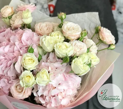 Букет «Прекрасная леди» из пионов, кустовых роз, эустом, маттиолы и  суккулентов - интернет-магазин «Funburg.ru»