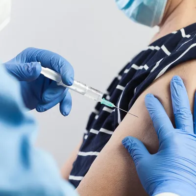 СМИ узнали об аллергии у медика после прививки вакциной Pfizer от COVID —  РБК