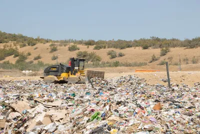 Горы мусора и забитые контейнеры: в Волжском не решается проблема с вывозом  мусора