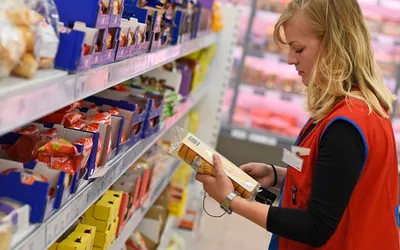 Сколько сможет заработать продавец-консультант супермаркета - Российская  газета