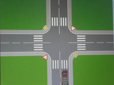 Разворот на перекрёстке: как правильно его выполнять и кто должен уступить  дорогу при развороте