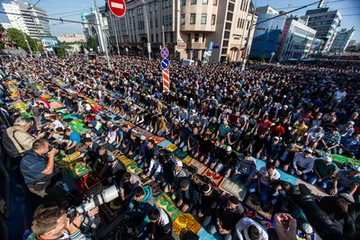 Более 100 тысяч мусульман собрались на торжественный намаз в Соборной  мечети Москвы на Ураза-байрам - KP.RU