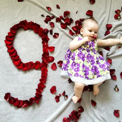малыш ребёнка ребенка 8 месяцев младенческий лежа на поле в пеленке на  белизне Стоковое Фото - изображение насчитывающей браслетов, ребенок:  115345284