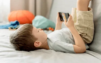 Ребёнок с телефоном – будущий агрессор? | Статьи Академии AMAkids | Блог