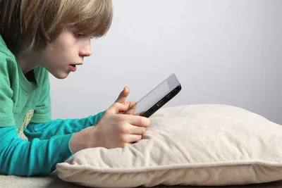 Сколько времени ребёнку можно проводить со смартфоном