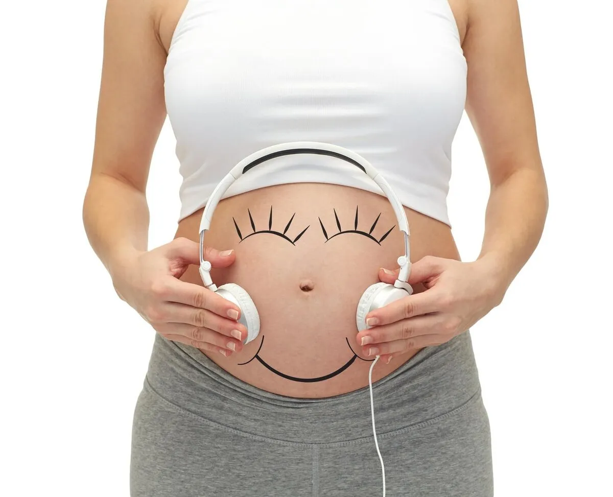 Музыка малышу в животике слушать. Наушники на животе беременной. Животик с наушниками. Прослушивание малыша в животе. Наушники для беременных на живот.