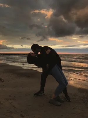 Красивая молодая романтическая пара целуется на берегу моря в лучах ри  стоковое фото ©Alexa-photo 149207478