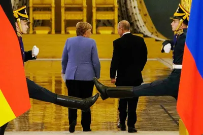 Германия и Россия высылают десятки дипломатов на фоне обвинений Берлина -  Газета.Ru