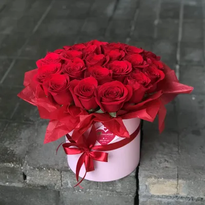 Цветы в шляпных коробках : Огромная коробка роз «Брусничка»