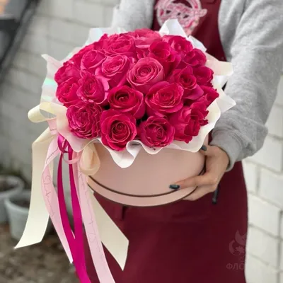 Купить букет из 23 красных роз в шляпной коробке недорого