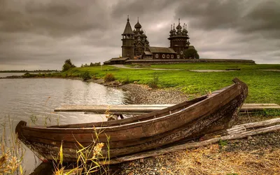 Обои на рабочий стол Лодка на берегу озера на фоне деревянной церкви, Кижи,  Карелия, Россия, обои для рабочего стола, скачать обои, обои бесплатно