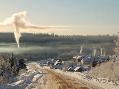 Обои на рабочий стол Россия зимой, дома в поселке, дорога, заснеженные  деревья, дым из труб, обои для рабочего стола, скачать обои, обои бесплатно
