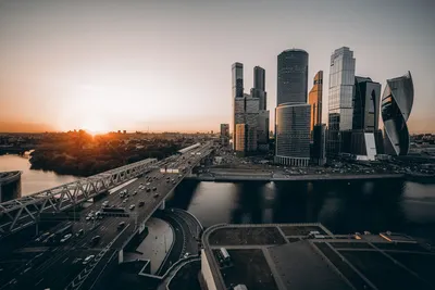 Обои на рабочий стол Москва-сити освещенный вечерним солнцем с высоты  птичьего полета, Москва, Россия, обои для рабочего стола, скачать обои,  обои бесплатно