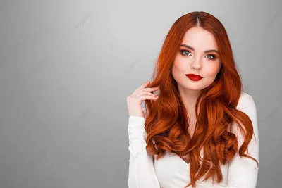 Спокойная рыжая женщина трогает волосы · Бесплатные стоковые фото