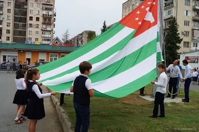 Спикер Парламента Лаша Ашуба поздравил народ Абхазии с Днем Победы и  Независимости