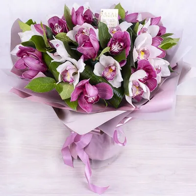 Купить корзину цветов с розовыми розами и орхидеями в Хабаровске