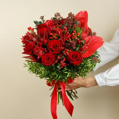 Купить композицию сердце из 71 розы в Новосибирске