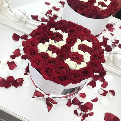 Розы в коробке \"С днем рождения\" за 9 990 руб. | Бесплатная доставка цветов  по Москве