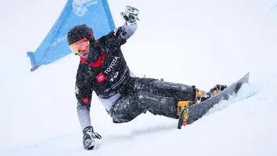 сноубордист летит вниз с горы когда падают снежинки, прикольная картинка со  сноубордом фон картинки и Фото для бесплатной загрузки