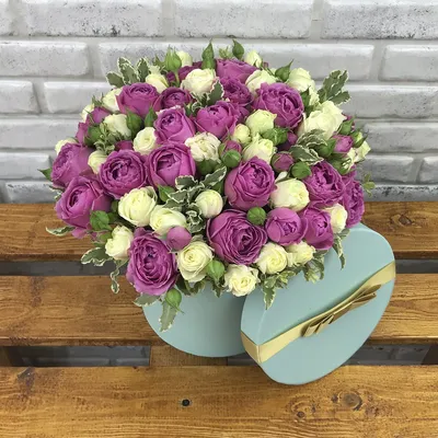 Купить розовые кустовые розы в коробке по доступной цене с доставкой в  Москве и области в интернет-магазине Город Букетов