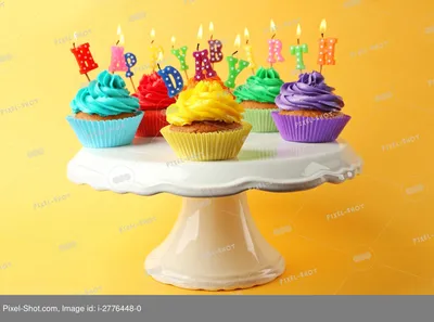 С Днём Рождения Вкусные Кексы С Горящими Свечами На Столе — стоковые  фотографии и другие картинки День рождения - iStock