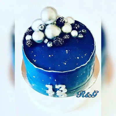 Вкусные пирожные и с днем рождения текста на синий фон плоском Стоковое  Фото - изображение насчитывающей декор, лакомка: 176679214