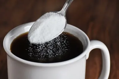 Тростниковый или белый: какой сахар полезнее?