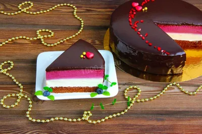 МУССОВЫЙ ТОРТ | МОСКВА - Если бы мне в детстве подарили в день рождения  такой торт, я бы точно разрыдалась от счастья❤️ . . Торт 2 кг Внутри  малина/шоколад Декор - шоколад Фигурка сахарная | Facebook