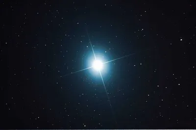 Самая яркая звезда в ночном небе