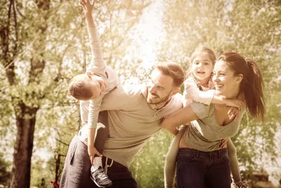 Счастливая семья стоит возле своего дома :: Стоковая фотография ::  Pixel-Shot Studio