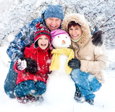 Зимой семья улыбается в парке Стоковое Фото - изображение насчитывающей  снежок, природа: 163656028