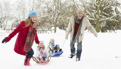 Счастливая семья на снегу зимой | Премиум Фото