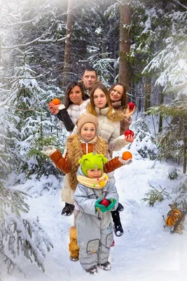 Уютные красивое фотографии счастливой семьи зимой в красивом лесу на фоне  сугробов и снега В Стоковое Фото - изображение насчитывающей день,  напольно: 199541252