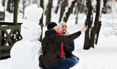 Семья смотрит снег зимой изображение_Фото номер 400098225_AI Формат  изображения_ru.lovepik.com