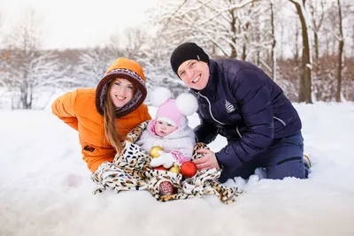 Счастливая мама и дети семьи зимой на набережной. Мама и дети любви  Стоковое Фото - изображение насчитывающей внимательность, праздник:  210630230