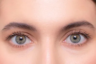 Макияж для зелёных глаз: визажист показывает пошагово | Beauty Insider